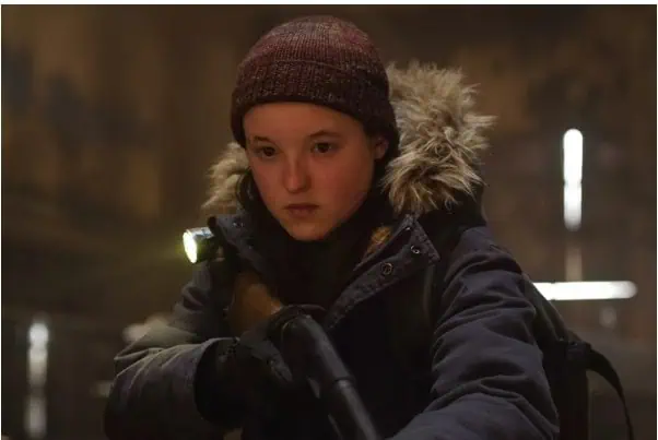 De uma jovem aventureira vestida com jaqueta com capuz e gorro marrom, segurando uma arma, cenário escuro e misterioso, tema de ação e suspense.