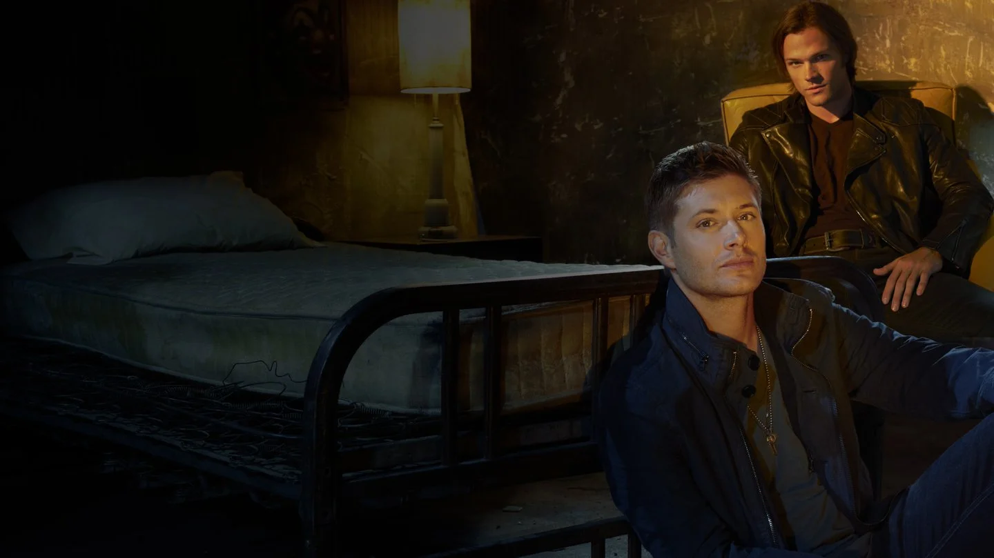 Dean e Sam enfrentando criaturas em Supernatural, série deixa Netflix no Brasil