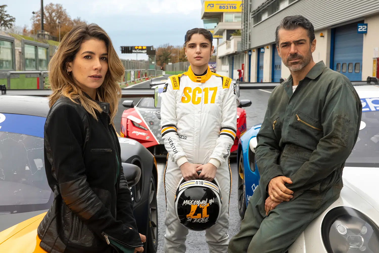 Vale do Motor. (Da esquerda para a direita) Giulia Michelini, Caterina Forza, Luca Argentero em Motor Valley. Cr. Lúcia Iuorio/Netflix © 2025