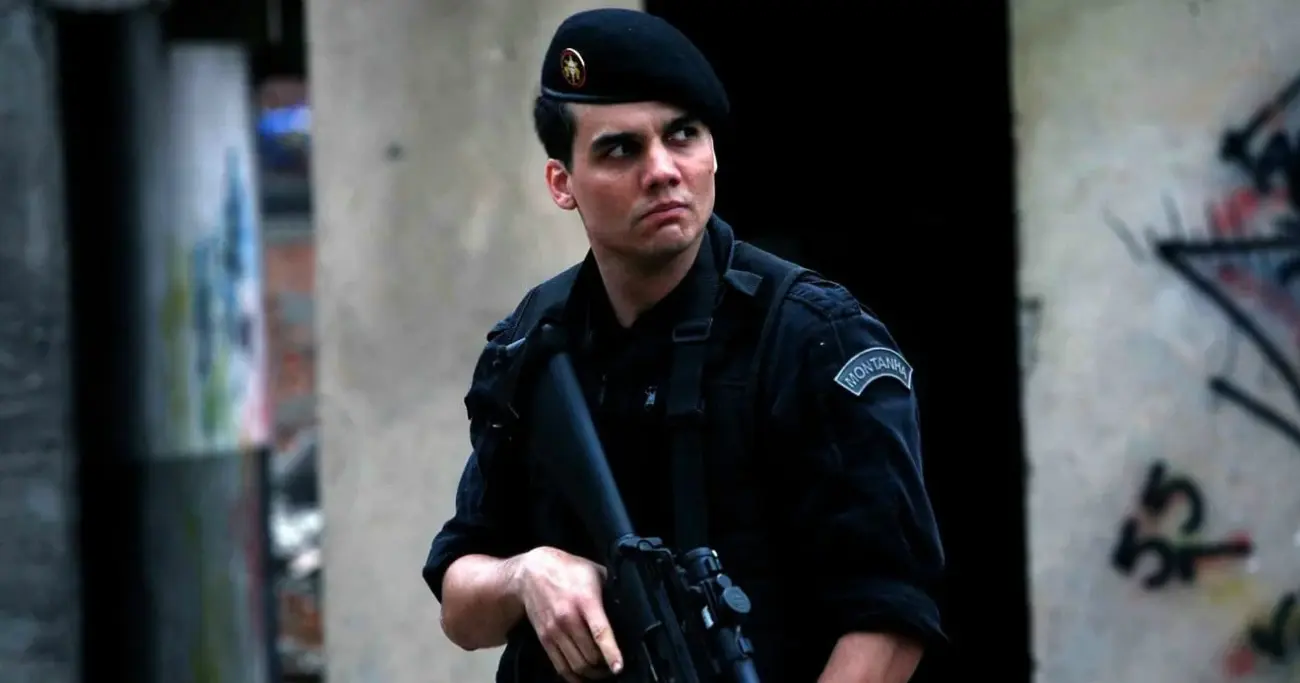 No começo dos anos 2000, Wagner Moura passou a chamar atenção em produções nacionais. Contudo, foi em "Tropa de Elite" (2007)