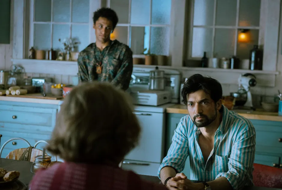 David Alpay entre os atores mais ricos de FROM